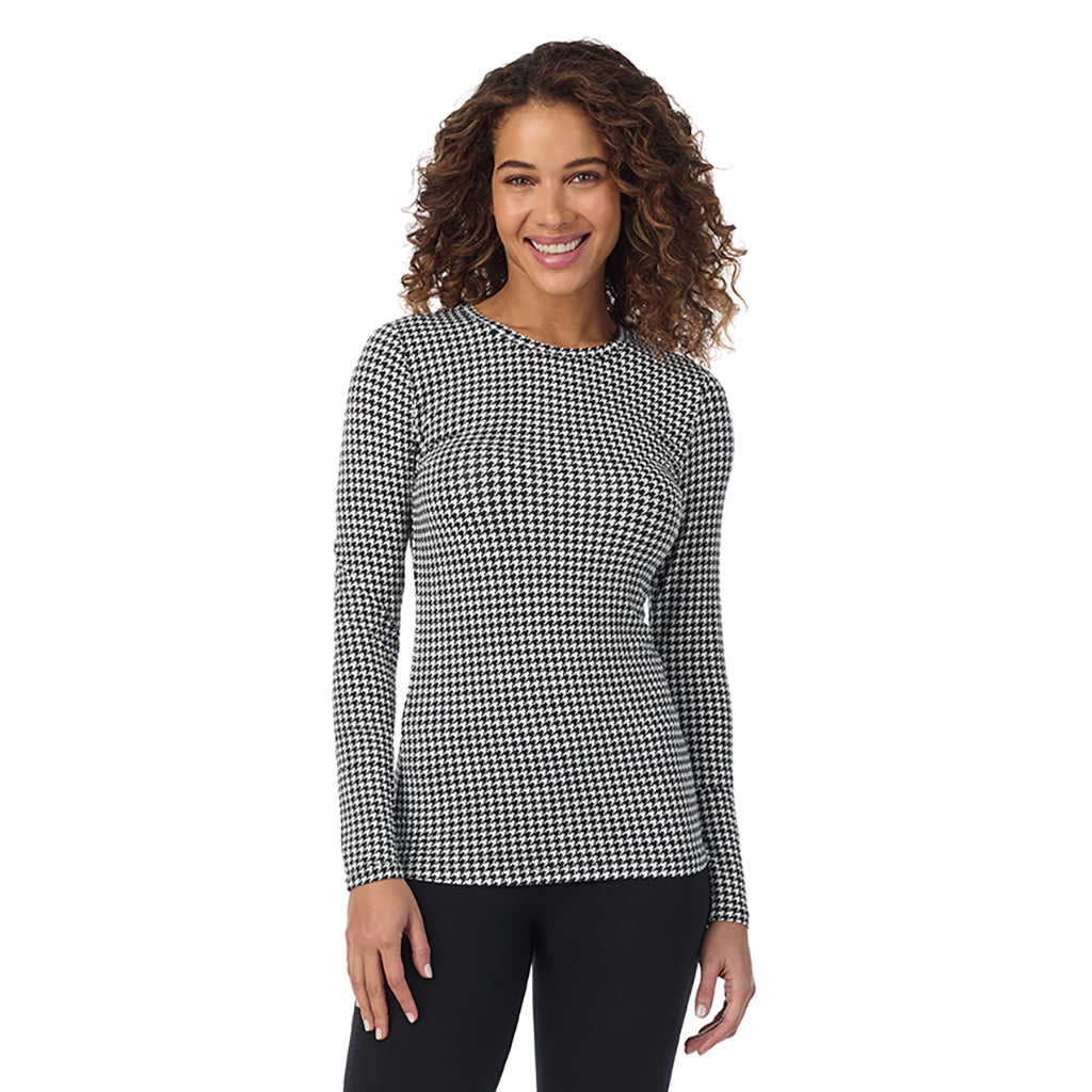 Ivory Hounstooth; Model is wearing size S. She is 5’9”, Bust 34”, Waist 23”, Hips 35”. @A lady wearing ivory houndstooth longsleeve crew.