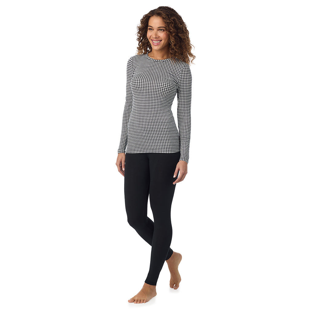 Ivory Hounstooth; Model is wearing size S. She is 5’9”, Bust 34”, Waist 23”, Hips 35”. @A lady wearing ivory houndstooth longsleeve crew.