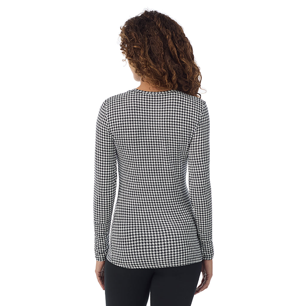 Ivory Hounstooth; Model is wearing size S. She is 5’9”, Bust 34”, Waist 23”, Hips 35”. @A lady wearing ivory houndstooth longsleeve crew.