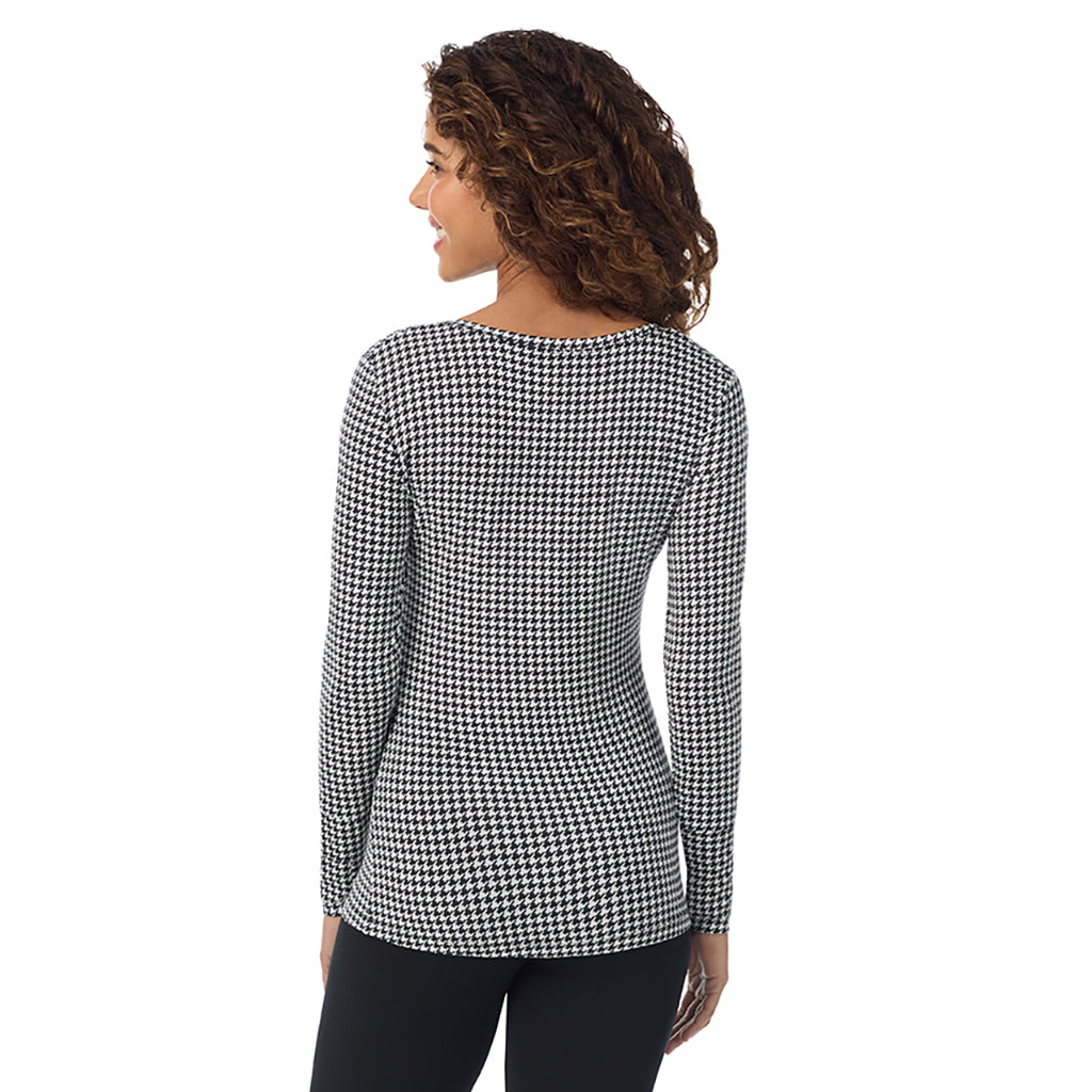 Ivory Houndstooth; Model is wearing size S. She is 5’9”, Bust 34”, Waist 23”, Hips 35”.@A lady wearing ivory houndstooth long sleeve softwear with stretch v-neck.