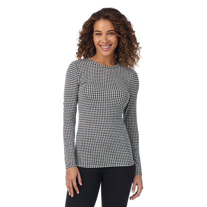 Ivory Hounstooth; Model is wearing size S. She is 5’9”, Bust 34”, Waist 23”, Hips 35”. @A lady wearing ivory houndstooth  longsleeve crew.