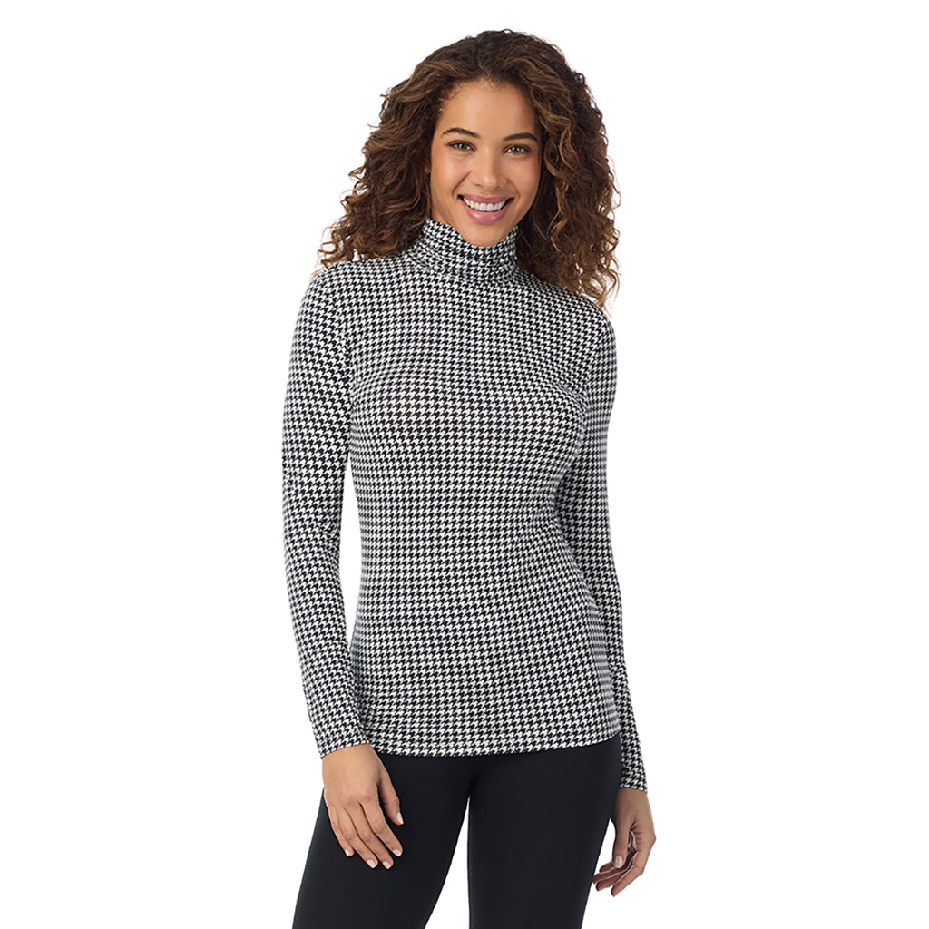 A lady wearing ultramarine long sleeve ivory houndstooth softwear with stretch top.