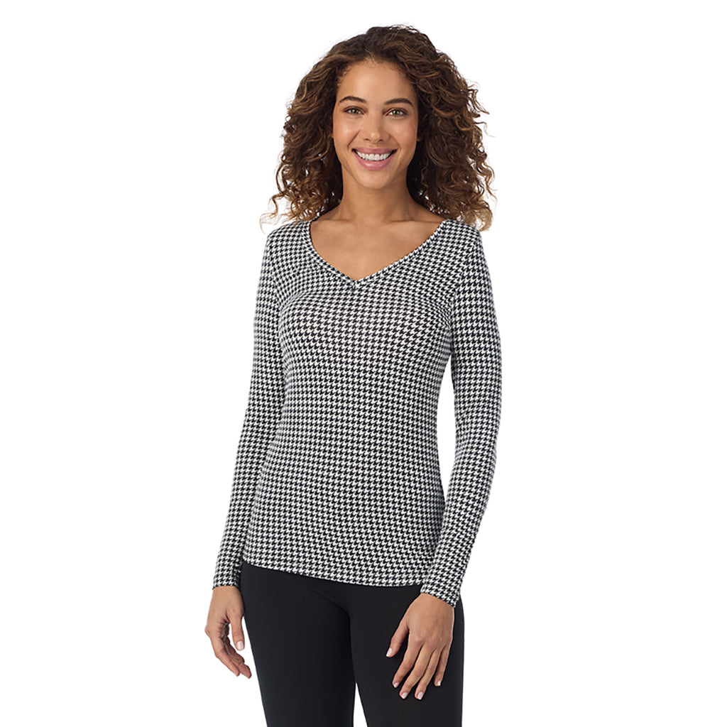 Ivory Houndstooth; Model is wearing size S. She is 5’9”, Bust 34”, Waist 23”, Hips 35”.@A lady wearing ivory houndstooth long sleeve  softwear with stretch v-neck.