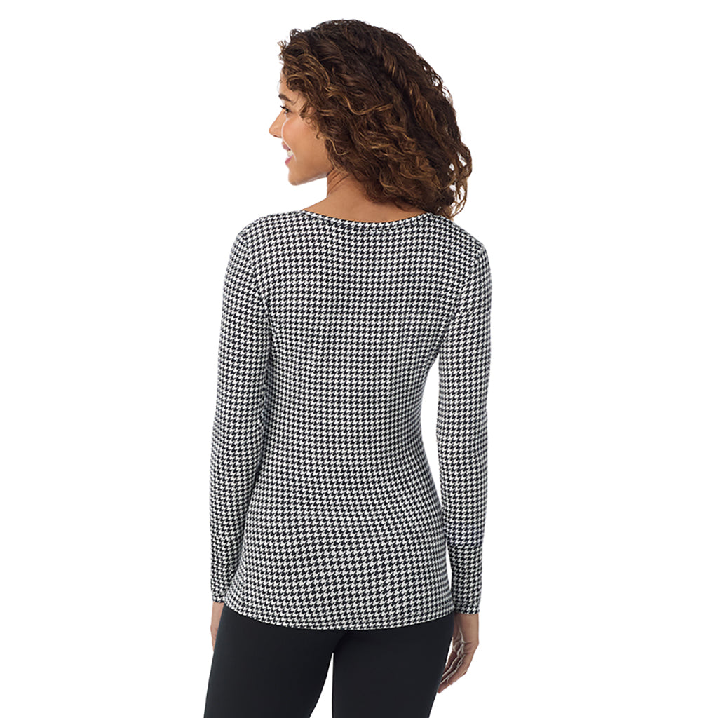 Ivory Houndstooth; Model is wearing size S. She is 5’9”, Bust 34”, Waist 23”, Hips 35”.@A lady wearing ivory houndstooth long sleeve  softwear with stretch v-neck.