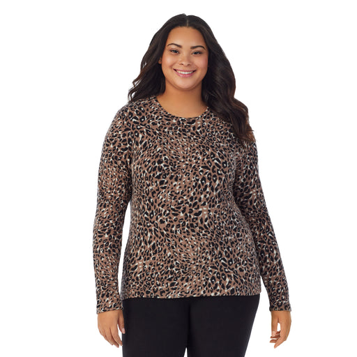 Pecan Leopard;Model is wearing size 1X. She is 5’11”, Bust 36”, Waist 36.5”, Hips 47.5”.@A lady wearing pecan leopard fleecewear with stretch long sleeve crew plus.