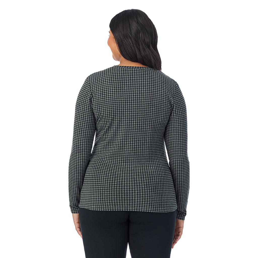 A lady wearing a charcoal heather houndstooth long sleeve crew plus.