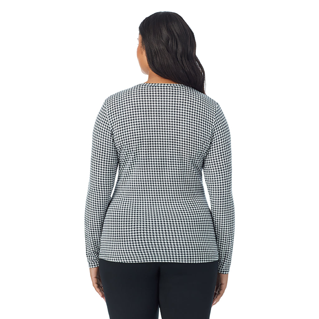 A lady wearing a ivory houndstooth long sleeve crew plus.