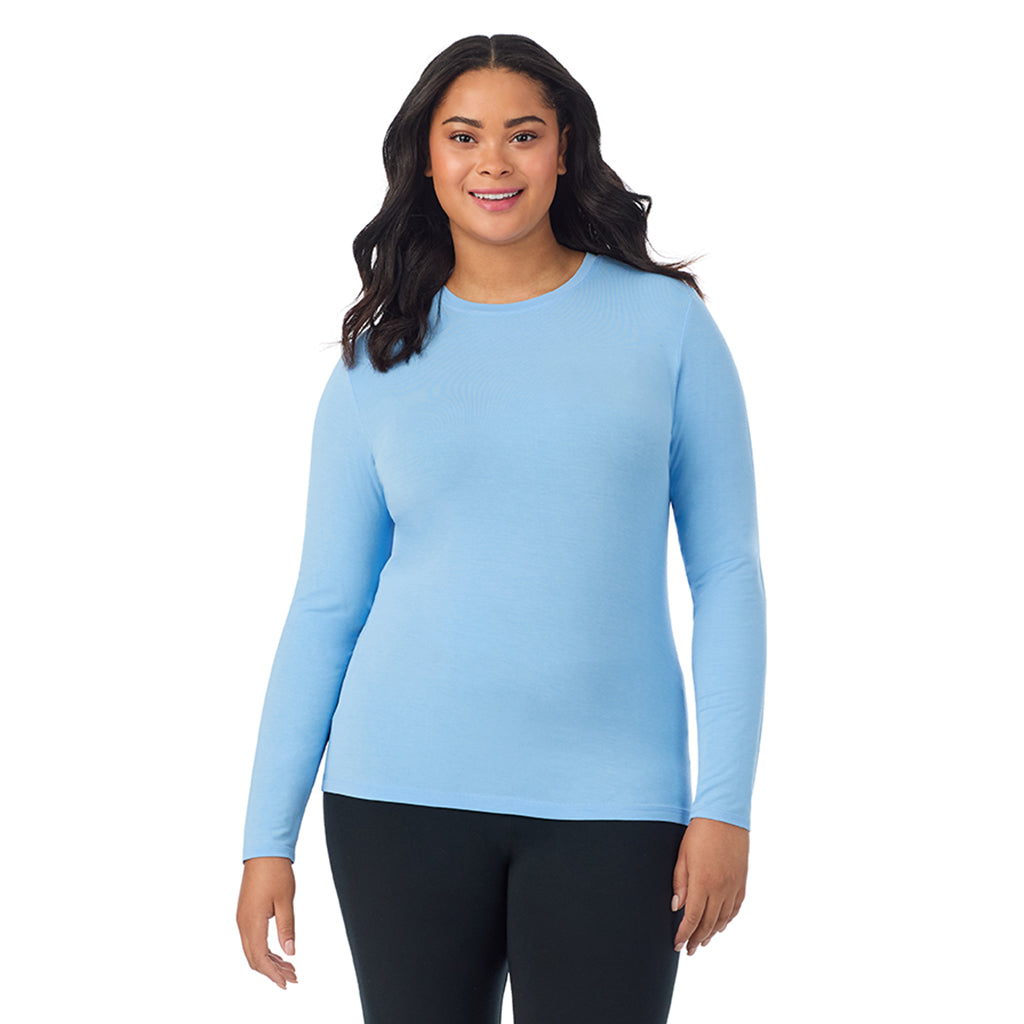 A lady wearing a vista blue long sleeve crew plus.