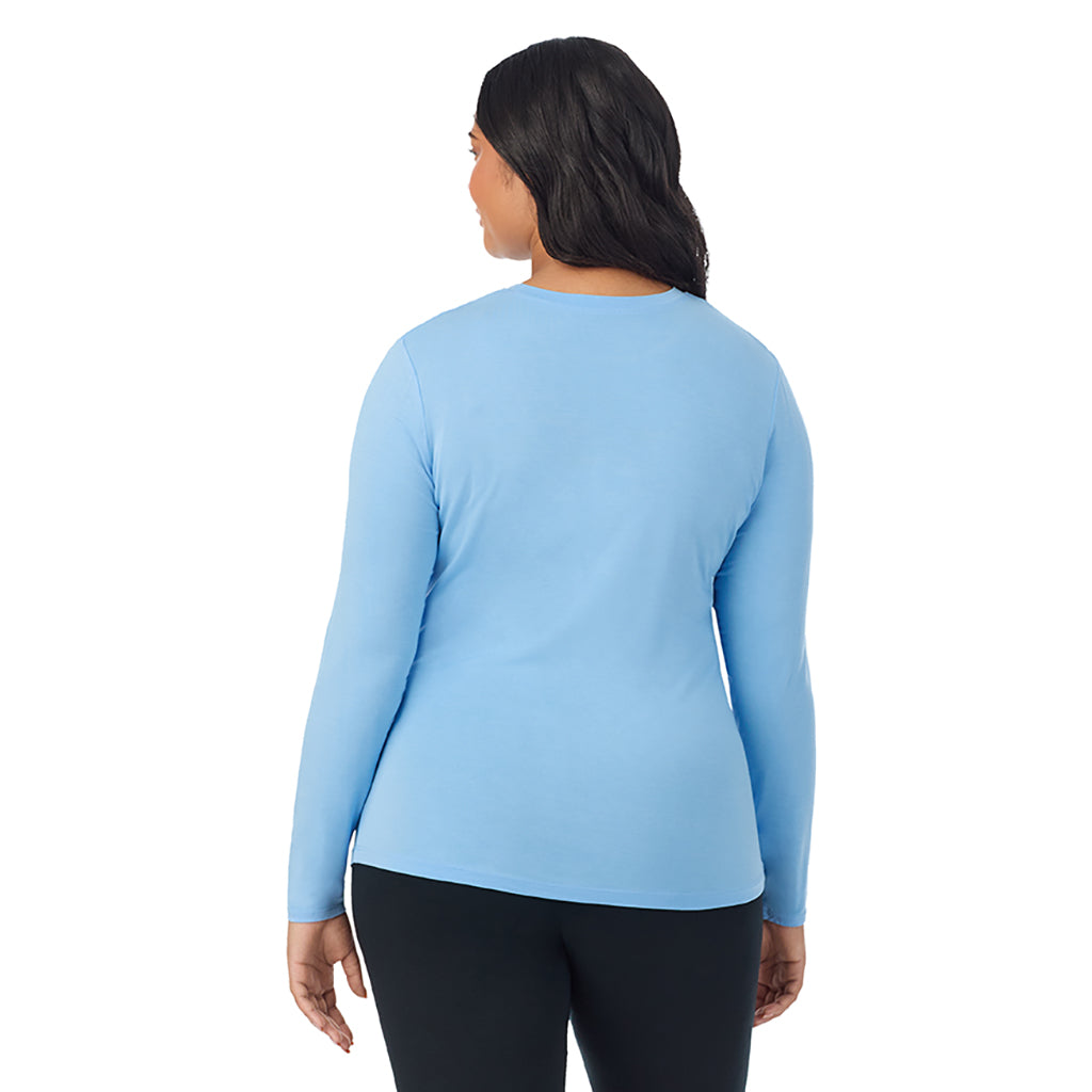 A lady wearing a vista blue long sleeve crew plus.