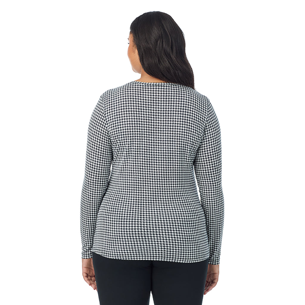 A lady wearing ivory houndstooth long sleeve v-neck plus softwer with stretch top.