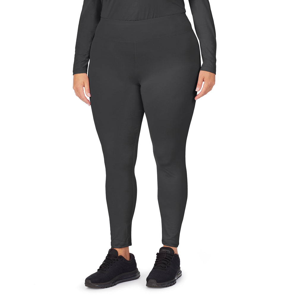 A lady wearing Charcoal underscrub legging plus.