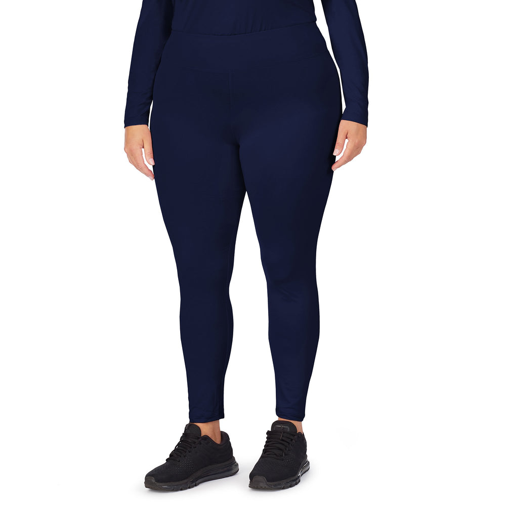 A lady wearing Navy underscrub legging plus.