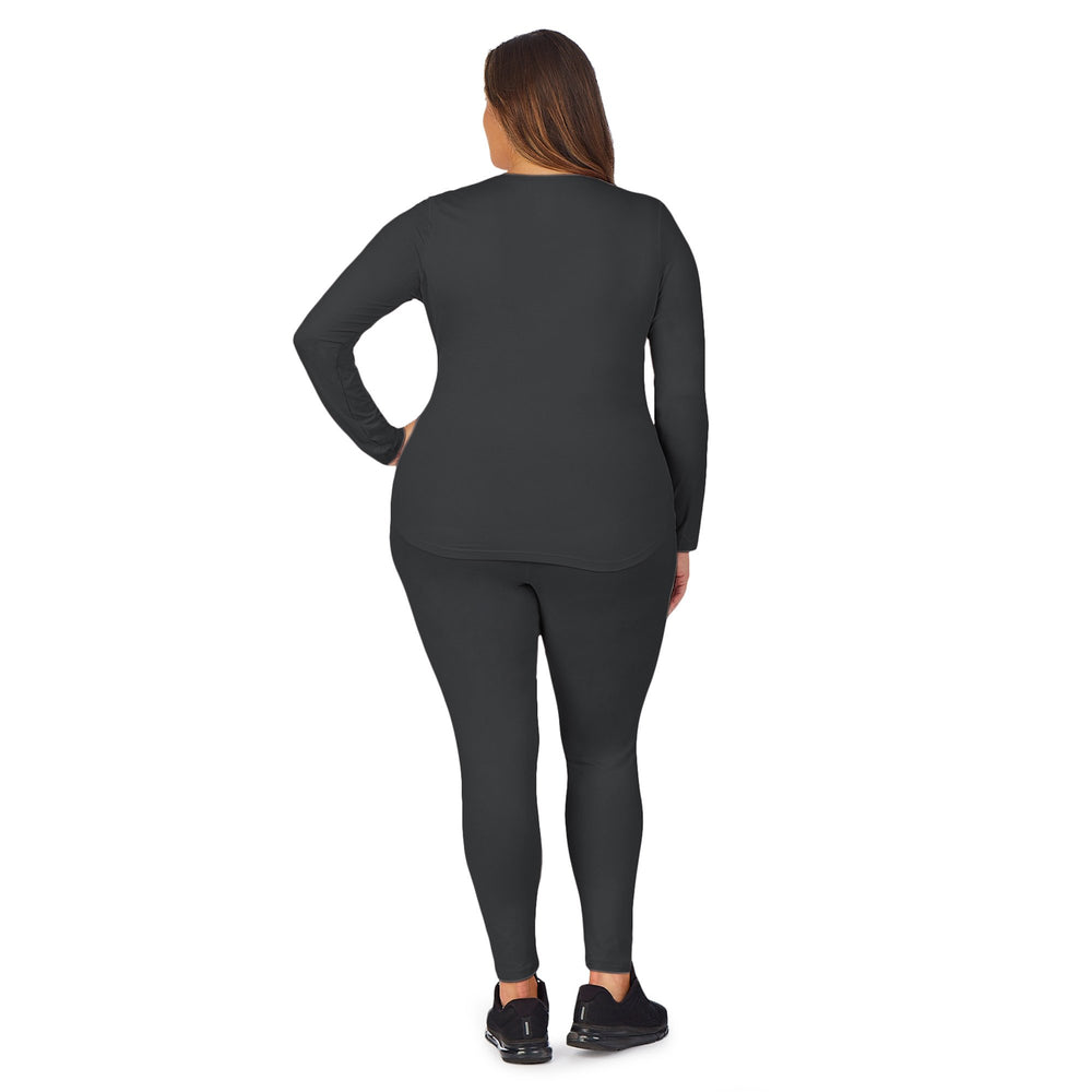 A lady wearing Charcoal underscrub legging plus.