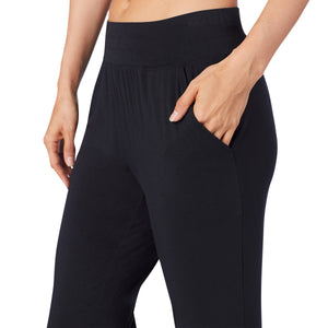 A lady wearing a black jogger.