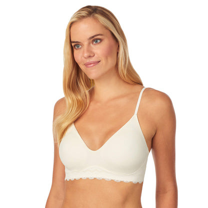 Whisper;Model is wearing a size S. She is 5' 10", Bust 34", Waist 26", Hips 38"@A lady wearing Whisper smooth wire-free bra with lace.