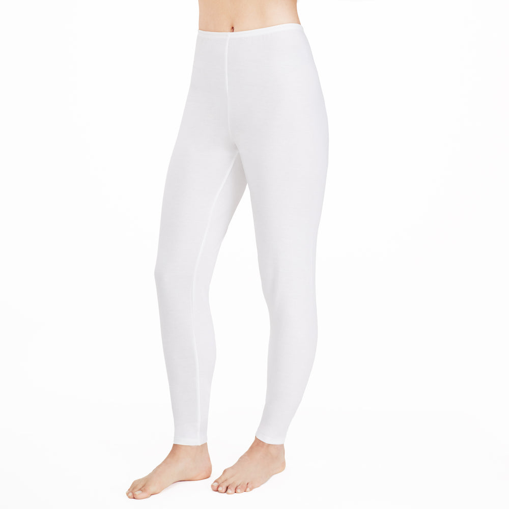 A lady wearing  a white legging.