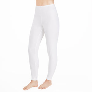 A lady wearing  a white legging.