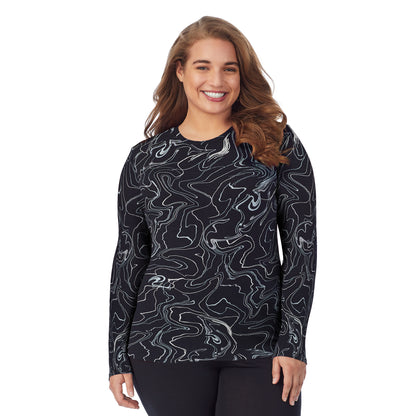  Black Marble; Model is wearing size 1X. She is 5'7", Bust 42.5", Waist 34.5", Hips 46". @A lady wearing a black marble long sleeve stretch crew plus.